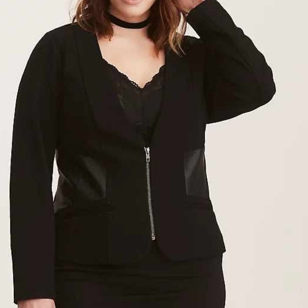 Torrid Jacket Womens 2 Black Faux Leather Panel Zip Front Lined Stretch Pockets